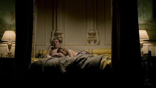 Maeve Dermody desnuda, Susannah Wise desnuda, escena erótica de SS-GB s01e01 (2017)