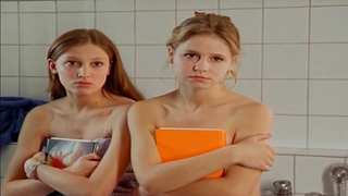 Theresa Scholze nackt, Alexandra Maria Lara sexy, erotische Szene aus Mensch, Pia! s01e07 (1996)