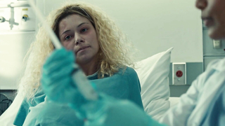 Tatiana Maslany desnuda, escena erótica de Orphan Black s05e02 (2017)