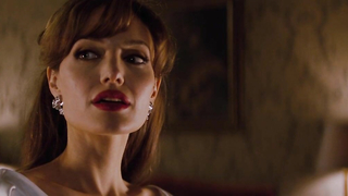 Angelina Jolie sexy, escena de sexo de The Tourist (2010)