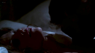 Charlie Spradling desnudo, Elizabeth Maclellan sexy, escena de sexo de Puppet Master II (1990)