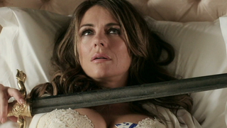 Elizabeth Hurley sexy, Keeley Hazell sexy, escena de sexo de The Royals s02e08 (2016)