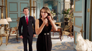 Elizabeth Hurley sexy, escena de sexo de The Royals s03e01 (2016)