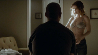 Celebridades desnudas »: Kate Mara sexy - Man Down (2016)