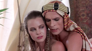 Famosos desnudos » Michelle Phillips desnuda, Penelope Milford desnuda, Linda Thorson sexy - Valentino (1977)