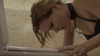 Famosos desnudos » Bridget Fonda sexy, Laurence Ashley sexy - El beso del dragón (2001)