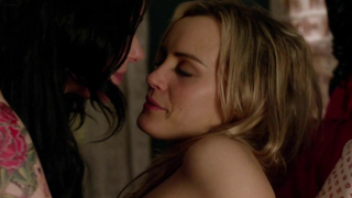 Nagie gwiazdy » Taylor Schilling nago, Laura Prepon seksowna - Orange is the New Black s02e10 (2014)