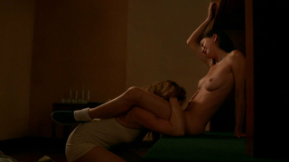 Famosos desnudos » Kimiko Glenn desnuda, Natasha Lyonne sexy - Orange is the New Black s02e04 (2014)