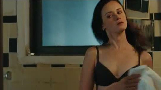 Celebridades desnudas » Alexis Bledel sexy - The Kate Logan Afair (2010)