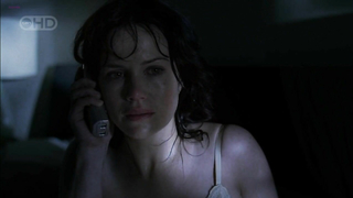 Celebridades desnudas » Carla Gugino sexy - Threshold s01e01 (2005)