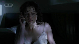 Celebridades desnudas » Carla Gugino sexy - Threshold s01e01 (2005)