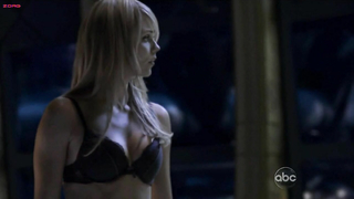 Celebridades desnudas » Laura Vandervoort sexy - V s02e01 (2011)