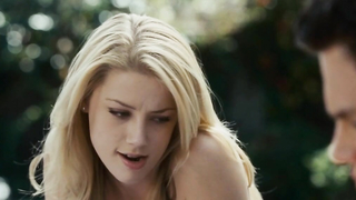 Celebridades desnudas » Amber Heard sexy - El padrastro (2009)