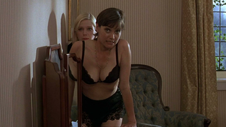 Célébrités nues » Carey Lowell sexy, Jamie Lee Curtis sexy - Fierce Creatures (1997)