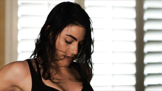 Celebridades desnudas » Traci Dinwiddie desnuda, Necar Zadegan desnuda - Elena Undone (2010)