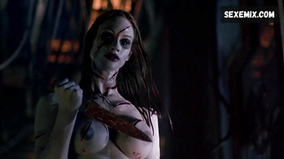 Pechos de Shawna Loyer, escena en Thir13en Ghosts (2001)