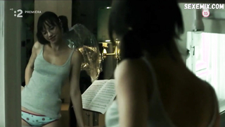 Tereza Nvotova, Anna Siskova sexy, scène dans Male oslavy (2008)