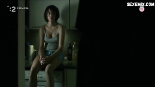 Tereza Nvotova, Anna Siskova sexy, scène dans Male oslavy (2008)