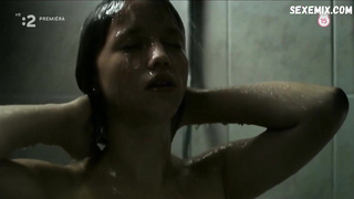 Tereza Nvotova, Anna Siskova sexy, scène dans Male oslavy (2008)