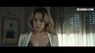 Laura Chiatti, Valentina Cervi en topless, escena en The Players (2020)