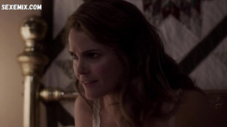 Keri Russell sexy, scène dans The Americans s04e02 (2016)