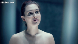 Katherine Barrell, pechos de Dominique Provost-Chalkley, escena en Wynonna Earp s04e02 (2020)