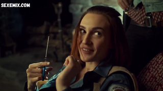 Seios de Katherine Barrell, cena em Wynonna Earp s03e10 (2018)