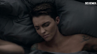 Ruby Rose, Brianne Howe seksi, Batwoman sahnesi s01e04 (2019)