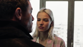 Sasha Luss sexy, scène dans Anna (2019)