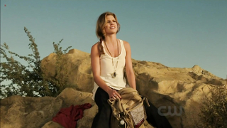 AnnaLynne McCord sexy, escena en 90210 s04e10 (2011)