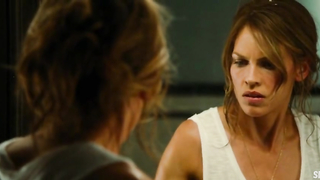 Seios de Hilary Swank, cena de The Resident (2011)