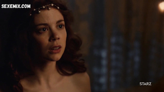 Charlotte Hope en topless, escena en The Spanish Princess s01e02 (2019)