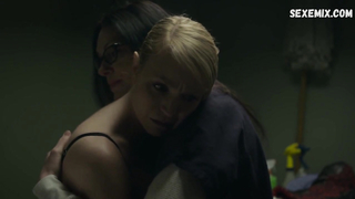 Emily Tarver et Laura Prepon se déshabillent en dansant, scène dans Orange Is the New Black s07e02-10 (2019)