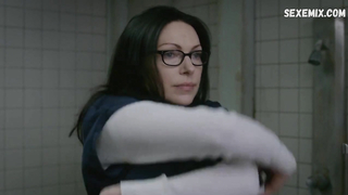 Emily Tarver et Laura Prepon se déshabillent en dansant, scène dans Orange Is the New Black s07e02-10 (2019)