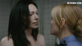 Emily Tarver et Laura Prepon se déshabillent en dansant, scène dans Orange Is the New Black s07e02-10 (2019)