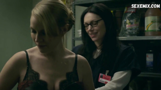 Emily Tarver et Laura Prepon se déshabillent en dansant, scène dans Orange Is the New Black s07e02-10 (2019)