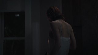 Anna Friel, Louisa Krause lesbiana, escena en The Girlfriend Experience s02e07 (2017)