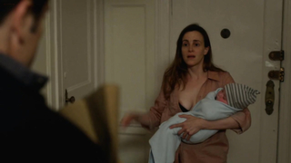 Maria Dizzia mostra le tette, scena in Orange is the New Black (2014)