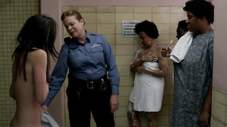 Kimiko Glenn pokazuje cyce, scena w Orange is the New Black s02e08 (2014)