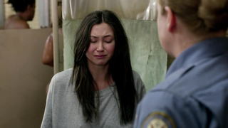 Kimiko Glenn pokazuje cyce, scena w Orange is the New Black s02e08 (2014)