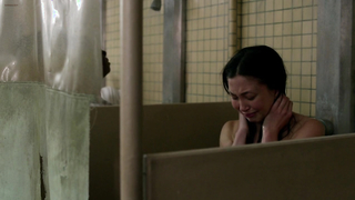 Kimiko Glenn pokazuje cyce, scena w Orange is the New Black s02e08 (2014)