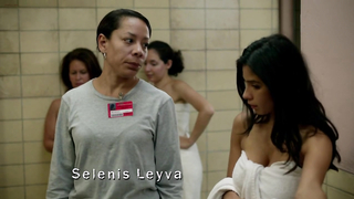 Claire Dominguez vollständige frontale Nacktheit, Szene in Orange is the New Black s02e05 (2014)