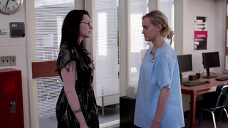 Taylor Schilling, Laura Prepon seksi, Orange Is the New Black sahnesi s03e02-06 (2015)