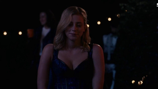 Lili Reinhart, Kara Young Clothes, escena en Chemical Hearts (2020)