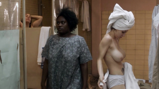 Taylor Schilling, Laura Prepon lesbica, scena in Orange Is The New Black s01e01 (2013)