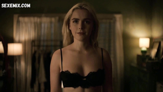 Kiernan Shipka, Diane Kruger lesbiana Nadando con tiburones s01e01 (2022)