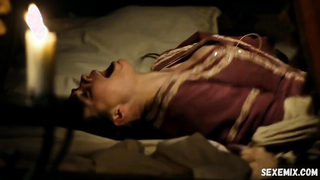 Natalia Worner, scena sexy di Hayley Atwell in I pilastri della terra (2010)