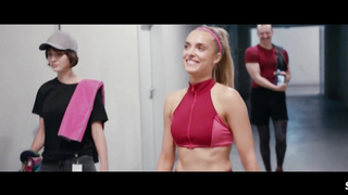 Magdalena Kolesnik in sexy Trainingsanzug-Szene in Sweat (2020)