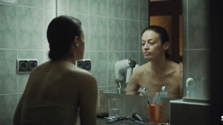 Scena lesbica di Magdalena Rozczka in Rojst 97 s02e01e03e04 (2021)