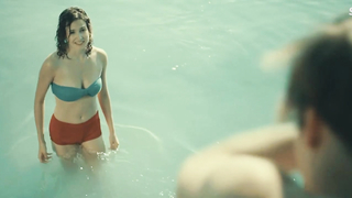 Piroska Moga mouillée en bikini, scène dans Zarido (2016)